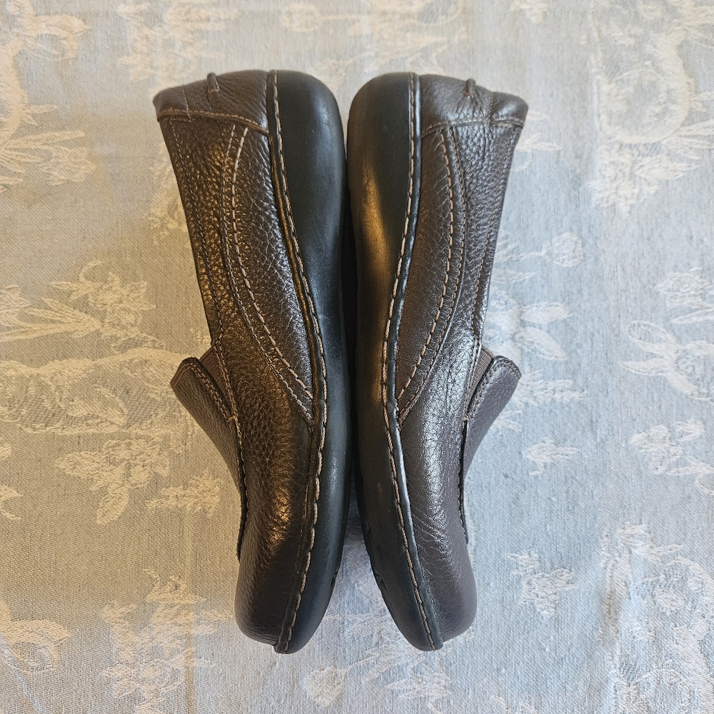 Clarks slip on shoe chocolate brown leather upper. Sz 8.5 - Picture 4 of 6